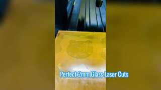 Taglio laser vetro verde da 2 mm per forme irregolari
